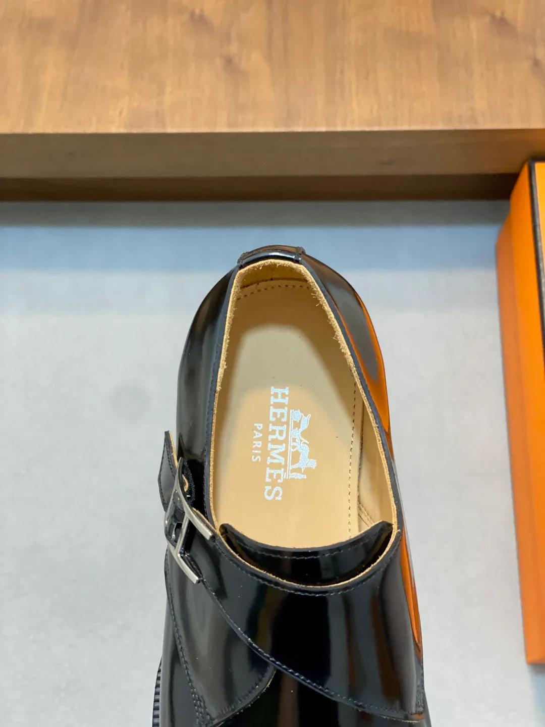 Men's shoes 💰780 HERMES/Hermès GAME slip-on loafers. These loafers are made of matte frosted calfskin. They are equipped with functional Kelly shoe buckles to easily create a fashionable urban style. They are equipped with genuine leather welts and lightweight grooved rubber foam outsole. They have genuine calfskin lining and silk-screen logo feet. They are slip-on design. They are novel and fashionable, with a handsome upper. Comes with a dust bag in the original box! Size: 39-40-41-42-43-44 standard leather shoe size (38/45 can be customized but does not support returns)